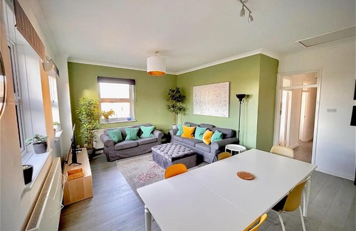 Wokingham Apartment | Stylish 4 bedroom Townhouse - Central Wokingham