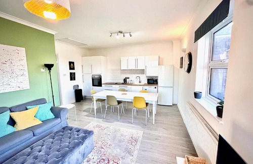 Wokingham Apartment | Stylish 4 bedroom Townhouse - Central Wokingham