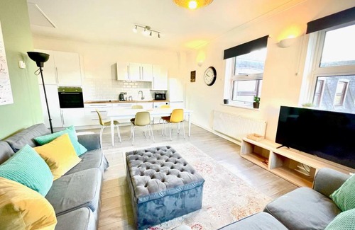 Wokingham Apartment | Stylish 4 bedroom Townhouse - Central Wokingham