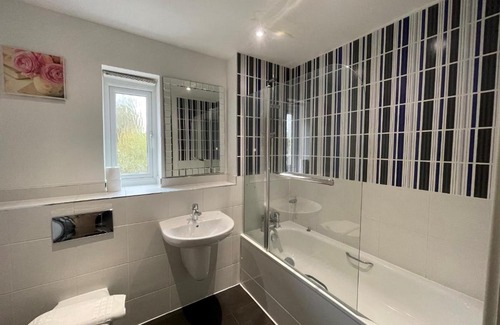 Wokingham Apartment | Stylish 4 bedroom Townhouse - Central Wokingham