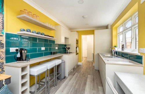 Dartford Apartment | Stylish 4-BR House with Beautiful Outdoor Space, Wi-Fi & Smart TVs