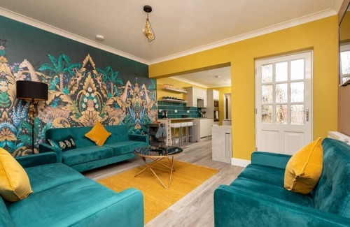 Dartford Apartment | Stylish 4-BR House with Beautiful Outdoor Space, Wi-Fi & Smart TVs