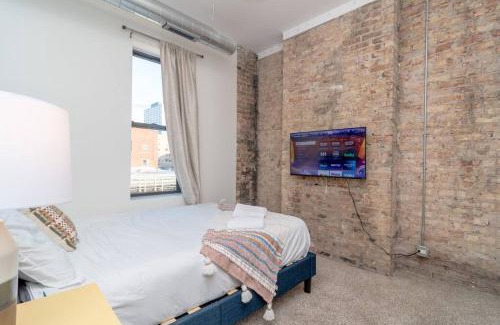 Near South Side Apartment | Stylish 420 Friendly 3BR Chicago Getaway with Optional Parking Near McCormick Place, Grant Park & Soldier Field