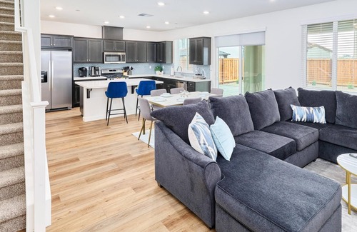 Fairfield House | Stylish 4BD Home ~ Pvt Backyard ~ Minutes to Napa