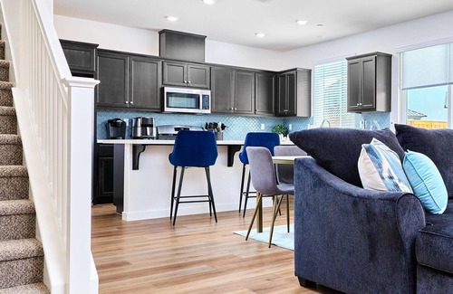 Fairfield House | Stylish 4BD Home ~ Pvt Backyard ~ Minutes to Napa