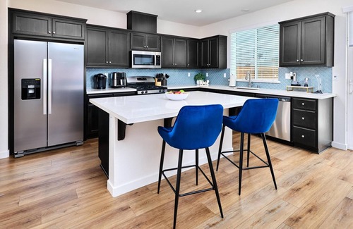 Fairfield House | Stylish 4BD Home ~ Pvt Backyard ~ Minutes to Napa