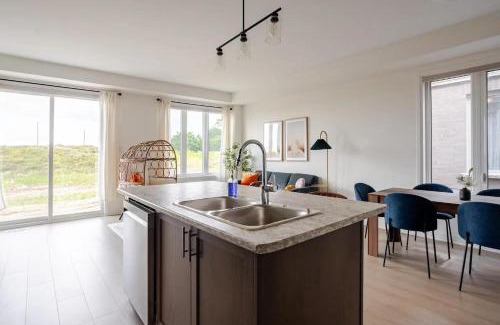 Innisfil House | Stylish 4br Fast Wifi Sleeps 10
