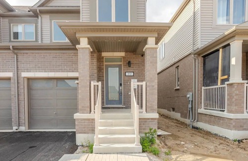 Innisfil House | Stylish 4BR Getaway. Family Friendly. Mins to Hwy