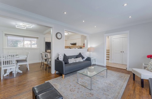 Burlington House | Stylish 4BR Home ~ Comfort ~ Central ~ Burlington