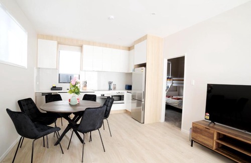 Botany Downs Villa | Stylish 4BR Home, Netflix, Walk to Eateries and Schools