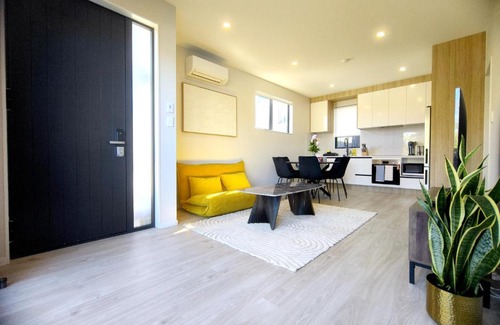 Botany Downs Villa | Stylish 4BR Home, Netflix, Walk to Eateries and Schools