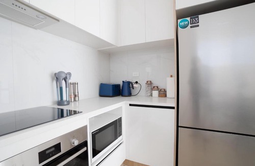 Botany Downs Villa | Stylish 4BR Home, Netflix, Walk to Eateries and Schools