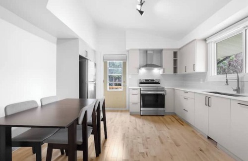 Brossard House | Stylish 4BR House close to DT