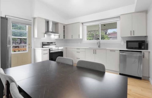 Brossard House | Stylish 4BR House close to DT
