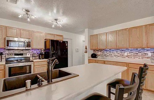 Tierra Oeste House | Stylish 4BR Oasis - Best of ABQ w/Scenic Backyard
