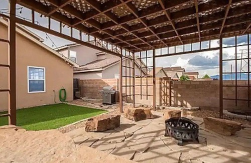 Tierra Oeste House | Stylish 4BR Oasis - Best of ABQ w/Scenic Backyard