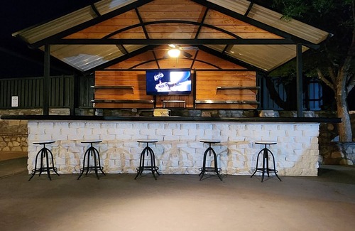 Biggs Field House | Stylish 5 bed 2.5 bath, with loft, pool table, amazing outdoor bar, kid playset.