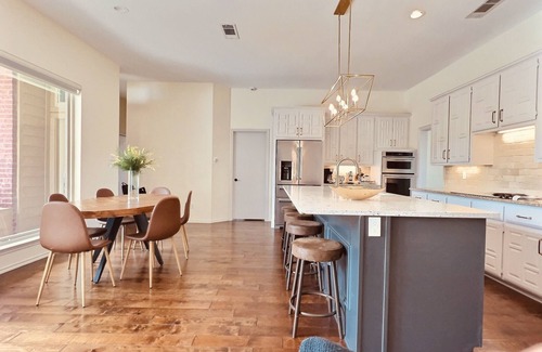 Rowlett House | Stylish 5-BR Villa w/Pool & Hot Tub - 5 min from the lake!