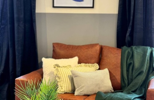 Lychpit House | Stylish 5 -Bedroom House in Basingstoke w/Parking