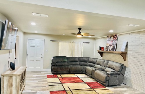 Eagle Pass House | Stylish 5Bedroom/6Beds/2Bath Plenty of Parking