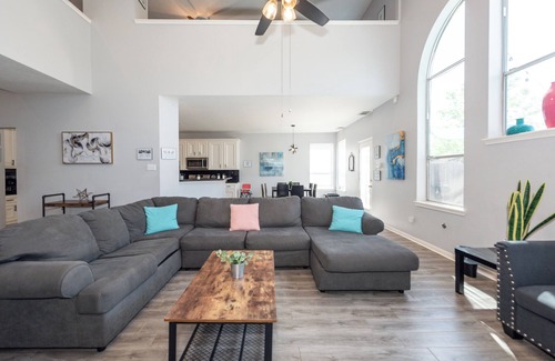Barker House | Stylish 7-BR w Pool & Spa 20 Mins Downtown