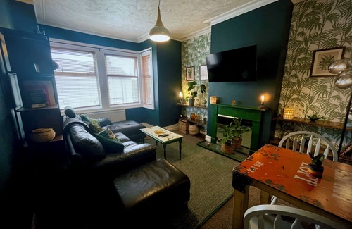 Southend-on-Sea Apartment | Stylish and artistic flat in Southend on Sea