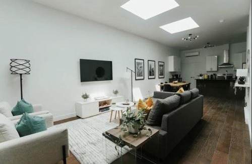 La Petite-Patrie Apartment | Stylish and bright 2bdr near St-Hubert Plaza