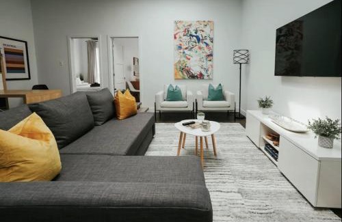 La Petite-Patrie Apartment | Stylish and bright 2bdr near St-Hubert Plaza