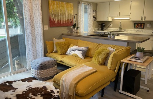 Foothills Condo | Stylish and bright, perfect for your getaway