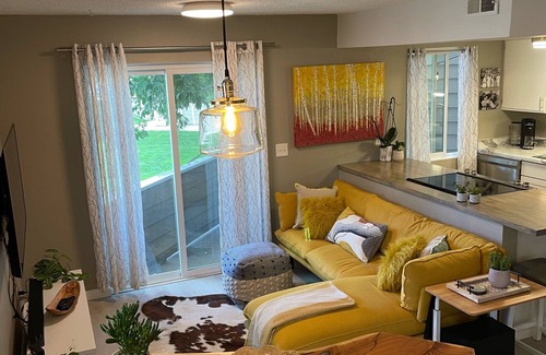 Foothills Condo | Stylish and bright, perfect for your getaway