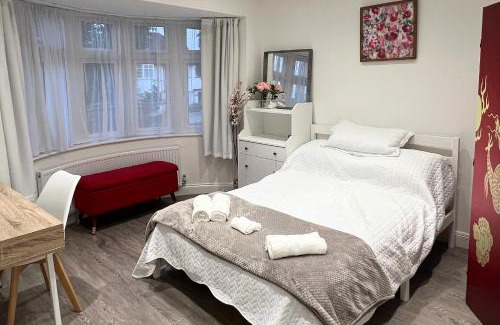 Edgware Apartment | Stylish and Cozy flat in London