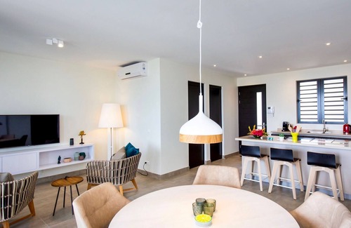 St. Marie Apartment | Stylish and beautifully furnished 3-room apartment in Coral Estate’s exclusive community.