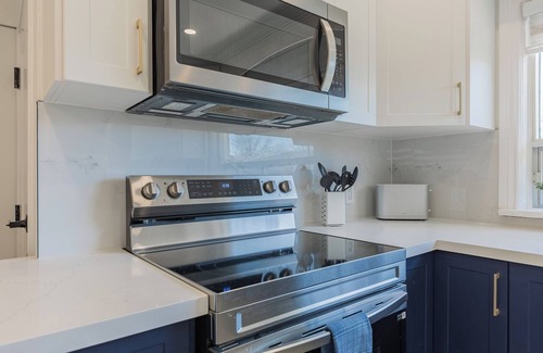 West Oakville House | Stylish, and Fully Renovated Bungalow Retreat