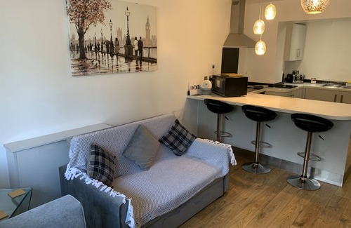 Leigh Apartment | Stylish and Immaculate 2-bed Apartment in Leigh