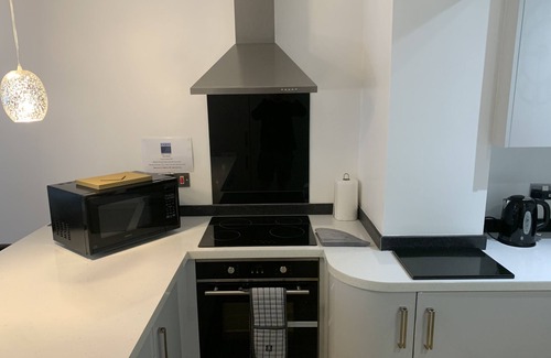 Leigh Apartment | Stylish and Immaculate 2-bed Apartment in Leigh