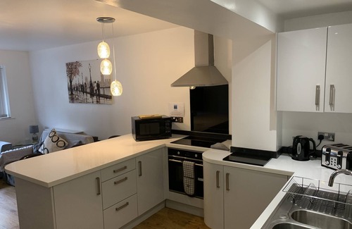 Leigh Apartment | Stylish and Immaculate 2-bed Apartment in Leigh