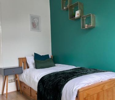 Newcastle-upon-Tyne Apartment | Stylish and Modern 3 bed Apartment with FREE PARKING,