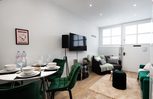 Tollington Apartment | Stylish and Modern 2 Bedroom Flat, Finsbury Park, Sleeps up to 6 guests 3 double beds, Near Emirates Stadium