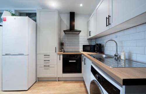 Tollington Apartment | Stylish and Modern 2 Bedroom Flat, Finsbury Park, Sleeps up to 6 guests 3 double beds, Near Emirates Stadium