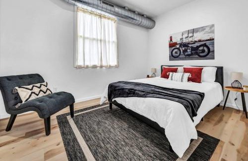 Front Park House | Stylish And Roomy Full House Dtwn