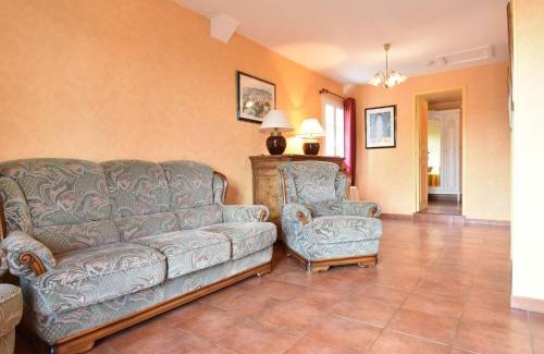 Faverolles House | Stylish Apartment Near Beach