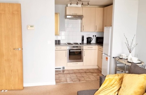 London Borough of Hounslow Apartment | ⭑ Stylish Apartment Near Heathrow, Skyline Views ⭑