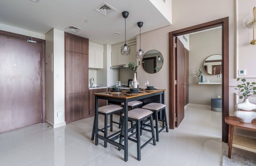 Downtown Dubai Apartment | Stylish Apartment , Pool + Gym , Balcony with Epic Burj View
