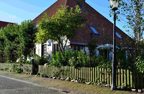 De Waal House | Stylish apartment with garden in a former farmhouse in De Waal