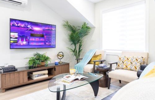 Cooksville House | Stylish Apt, Pool, BBQ, Close to Malls, 25 Mins to Toronto