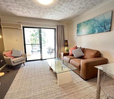 Mermaid Beach Apartment | Stylish Beachside 1BR Apartment