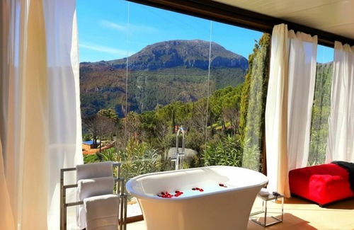 Casares House | Stylish, beautiful and exotic Oleandro glass Suite