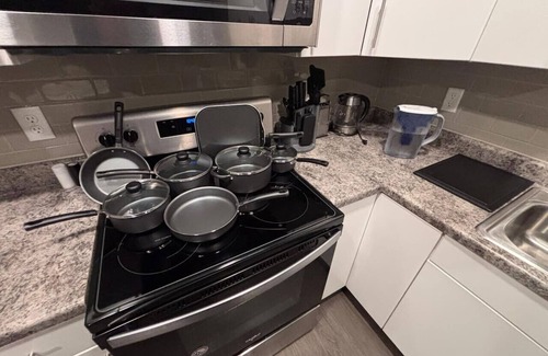 Downtown Des Moines Apartment | Stylish Black-themed Apartment in Des Moines