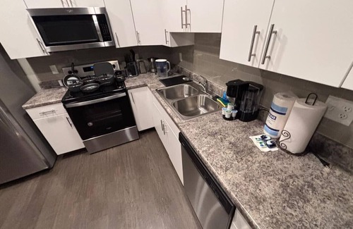 Downtown Des Moines Apartment | Stylish Black-themed Apartment in Des Moines