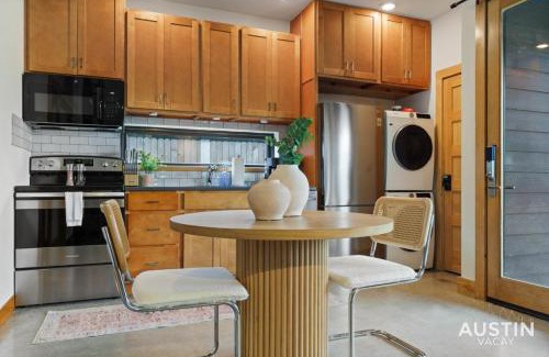 Montopolis House | Stylish Boho Loft w Free Prkg with Luxurious King Bed
